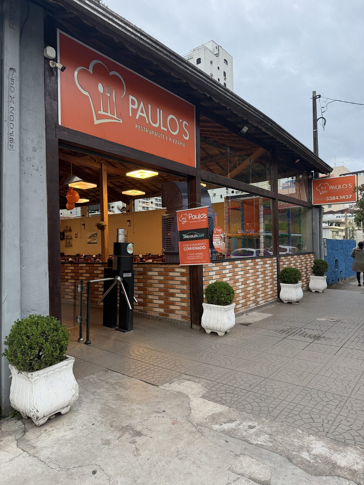 Fachada do Paulo's Restaurante no Guarujá